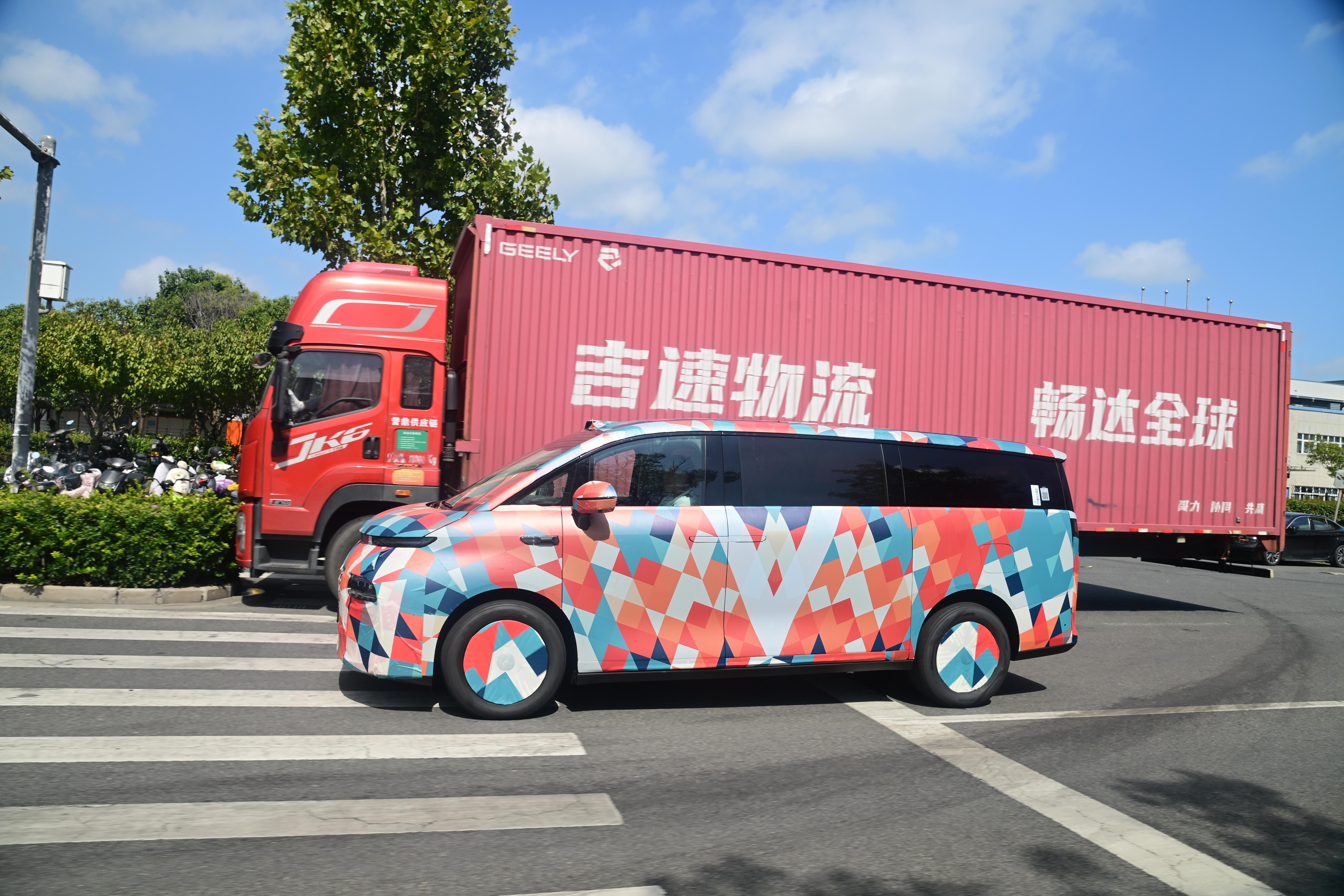 今天在路上撞见一台神秘伪装车！尾部的造型乍看以为是埃尔法，谁知道这是啥车呀？埃尔