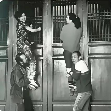 这是在1988年，张艺谋和巩俐在拍摄休息期间去福州附近的寺庙游玩，当时他们和剧组