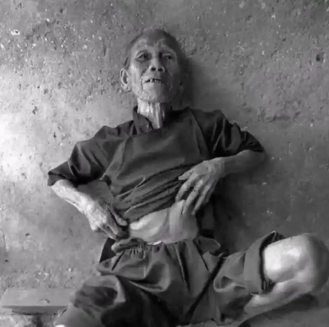 野史：1937年，一年轻女子“女扮男装”要逃出南京。突然，鬼子兵对她“摸裆”检查