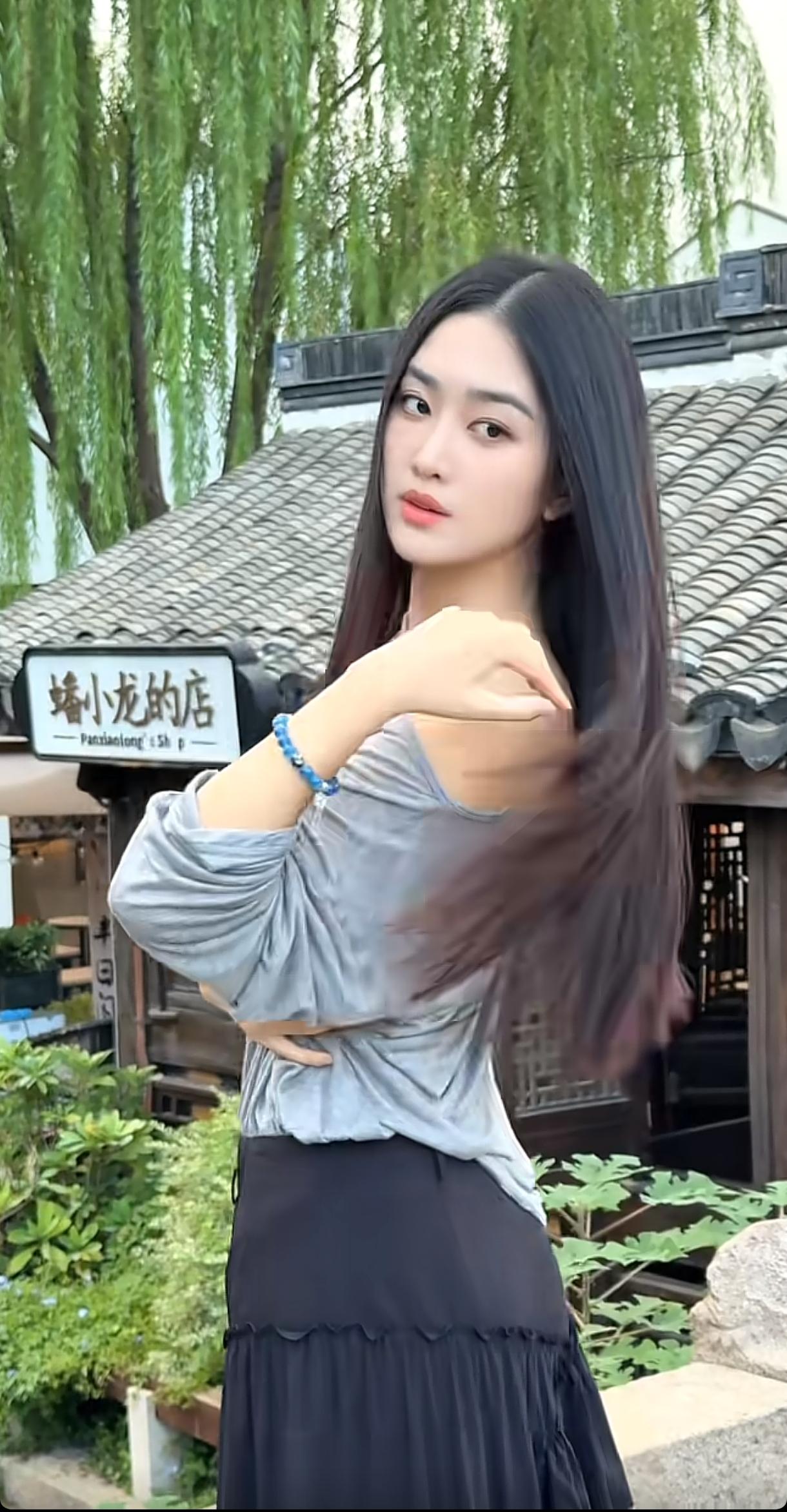在古风小店的午后，轻抚长发，感受时光的静谧。时尚穿搭之美少女美照分享春日氛围感