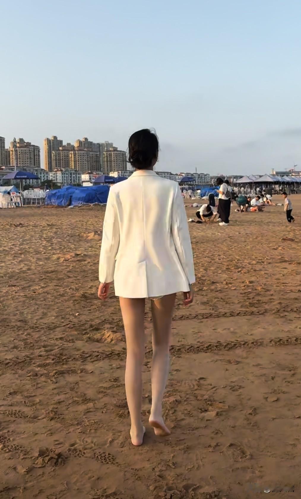 人比人气死人，货比货比不成。女人聚到一起无非就是谈论各自的老公，而男人聚到一起
