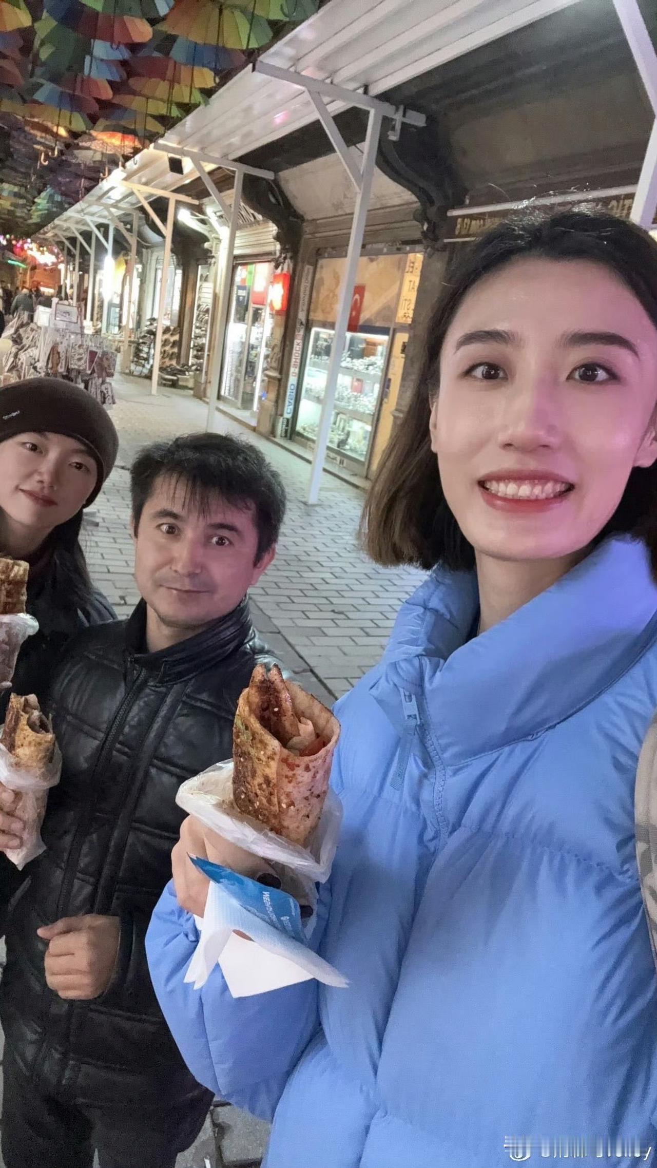 王媛媛平安夜出镜了，一起看看她海外的圣诞节[大笑]瞧，媛媛先是品尝经典美食-土