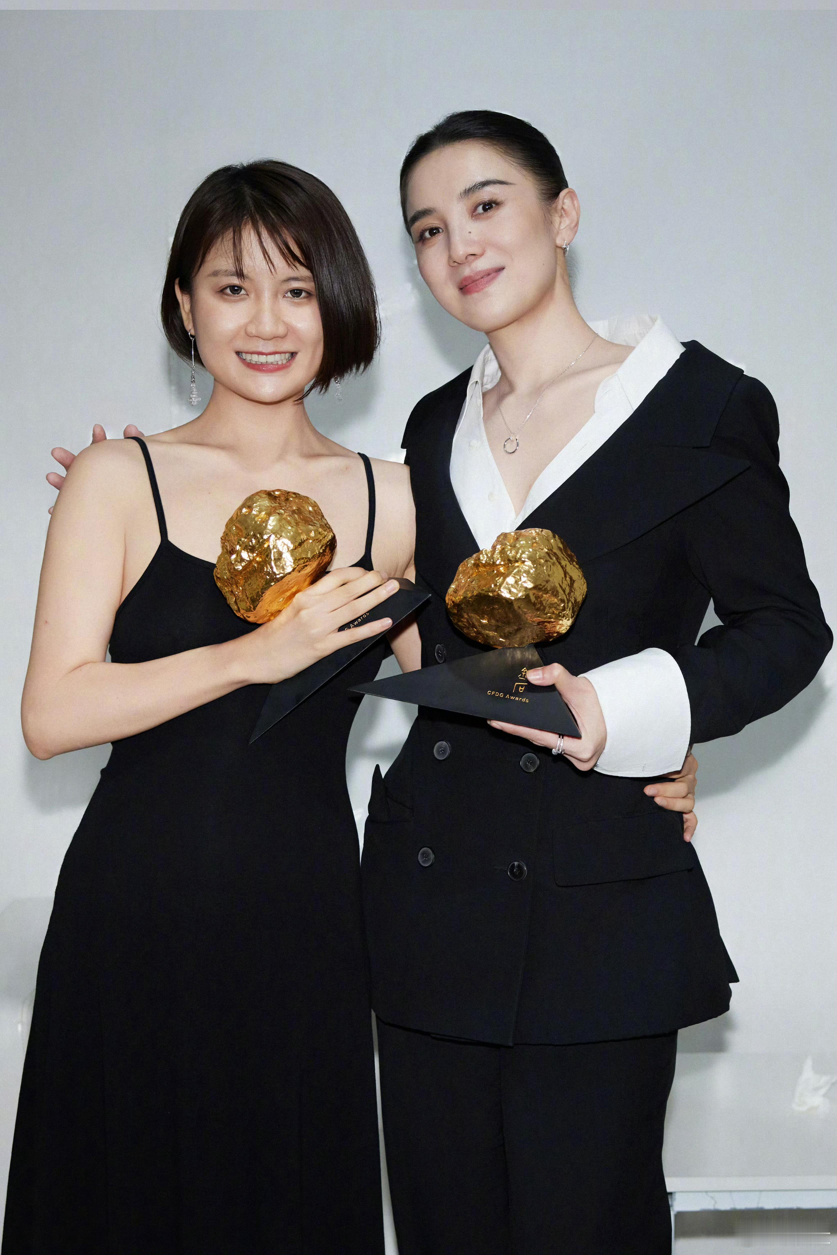 宋佳和邵艺辉、咏梅合照让我们再次恭喜三位女性创作者🎉​​​