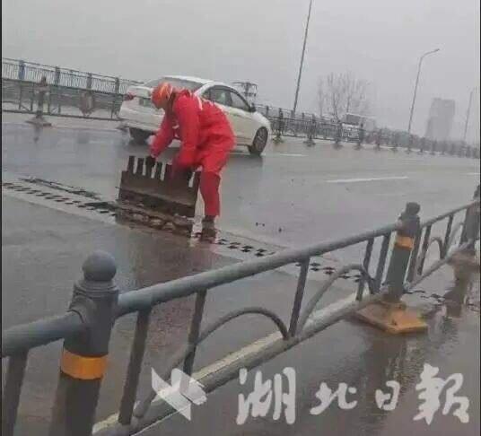 桥上突发！大雨中，武汉一红衣男子，徒手按下四五十公斤重钢板谁也没料到，一场突