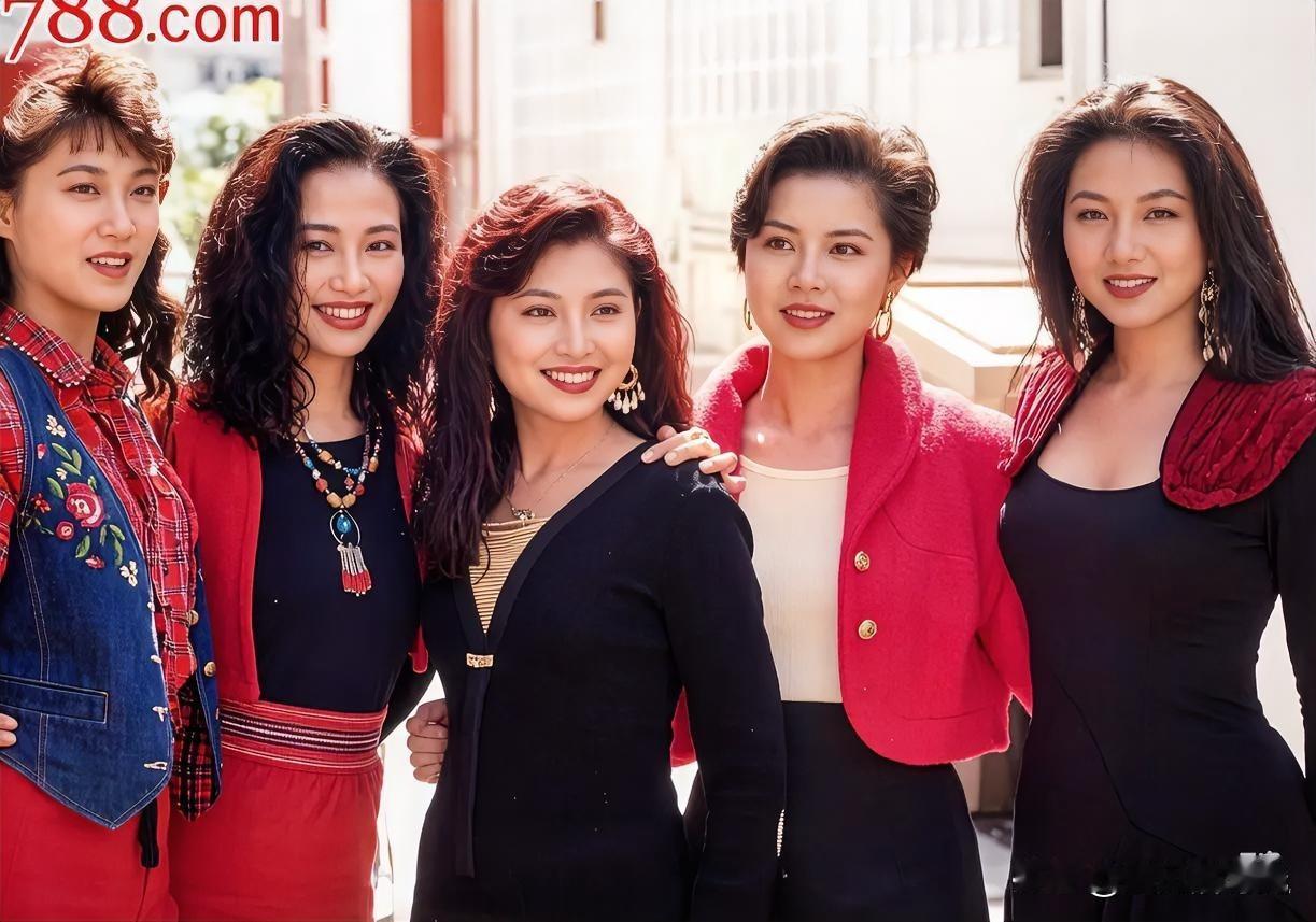 1990年香港选美史上的一个经典瞬间，她们都是20上下的年纪，却拥有成熟女人的气