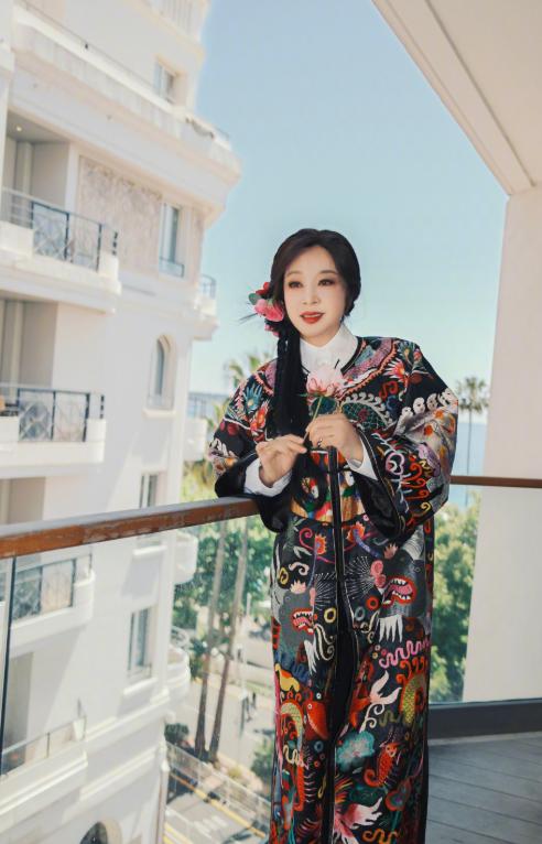 刘晓庆最让人佩服的并不是她75岁了还精力旺盛，而是她的思维依然敏捷，完全不像她这