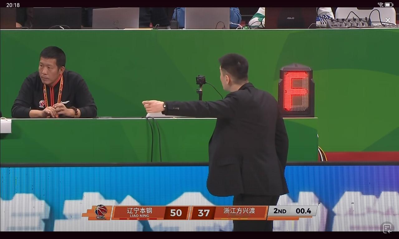 杨鸣纠缠裁判就是坏毛病，居然质疑技术台，不怕裁判给技犯吗？很多球迷不喜欢杨