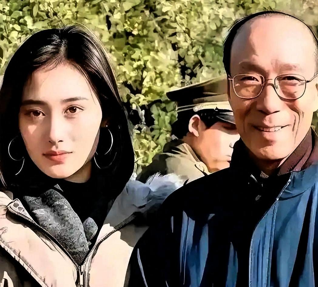 这张老照片骗了所有人！邵逸夫带陈德容上长城，背后藏着资本的潜规则翻看老照片