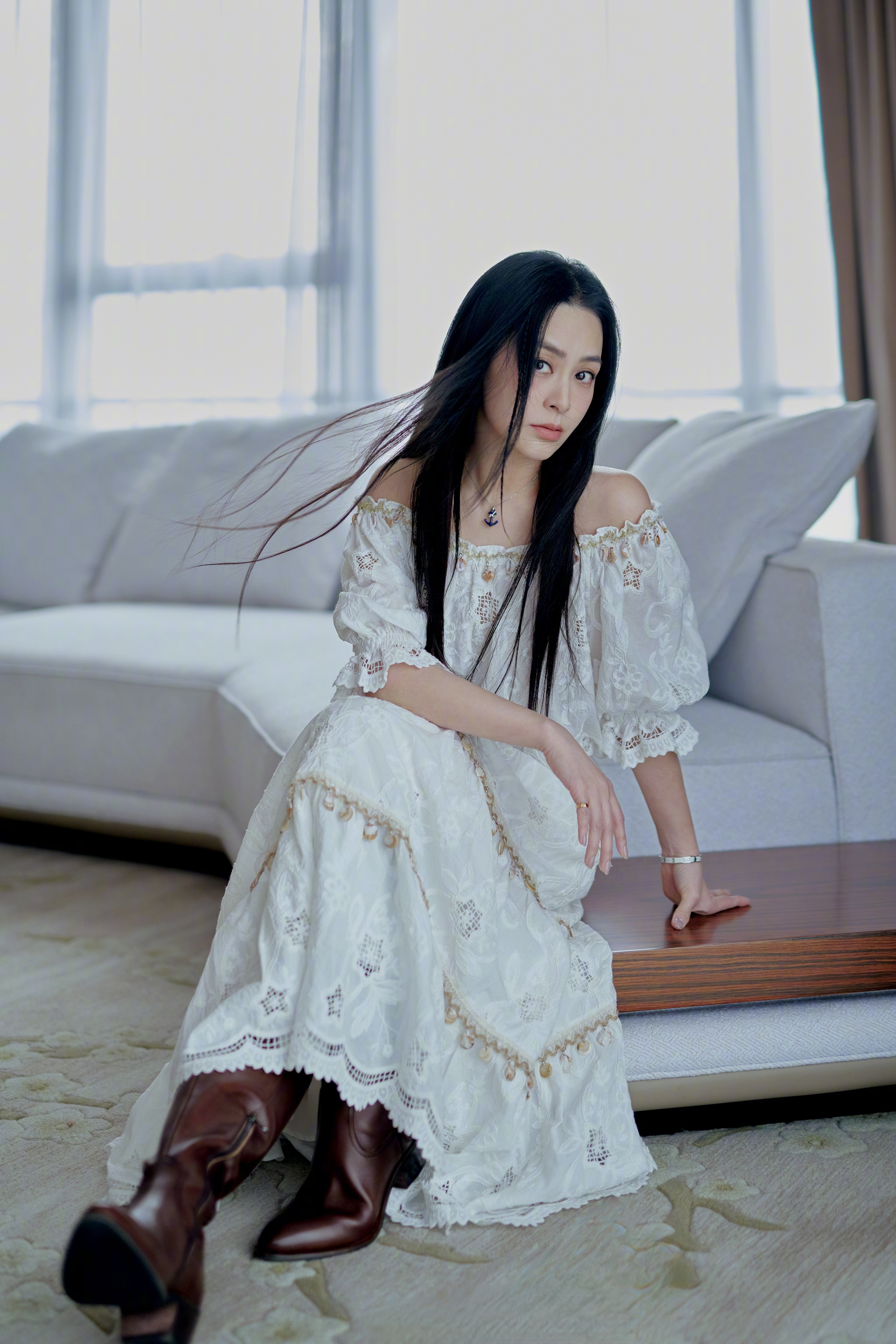 钟欣潼阿娇黑色包臀裙及膝黑色高跟靴