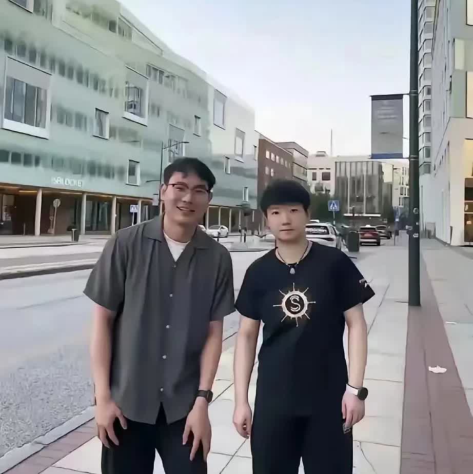 在瑞典一男子根据消息，专门来偶遇莎莎，哪想还真给撞上了，该男子不知所措，紧张的走