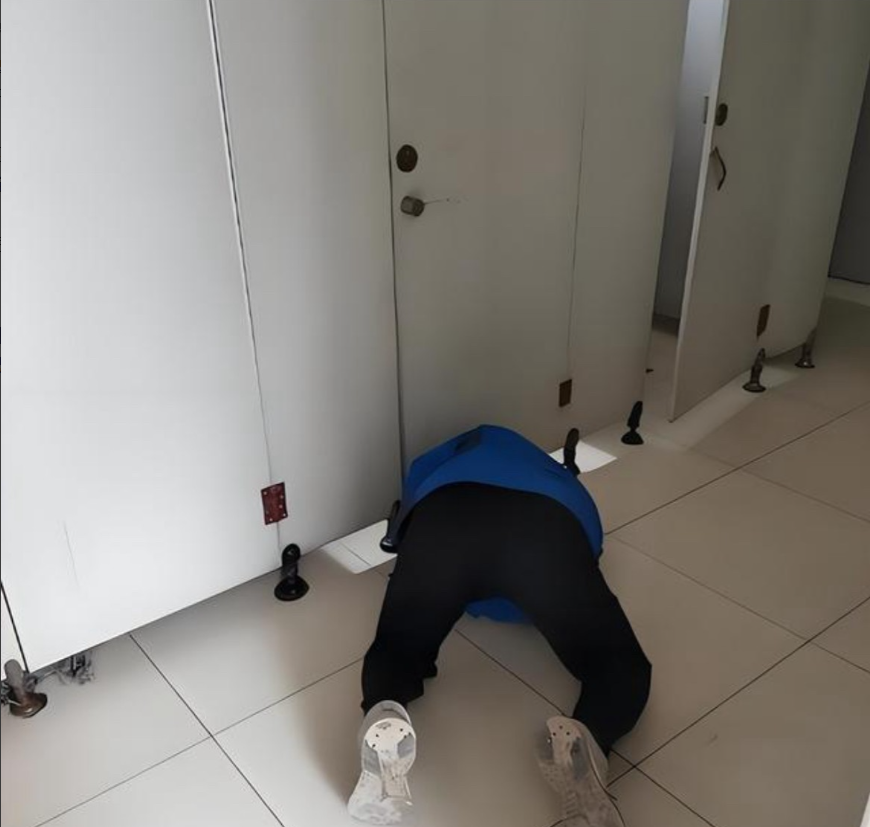 济南女子趁午休期间，在写字楼内部的卫生间上厕所。刚脱裤子蹲下，就听到外面有一阵很