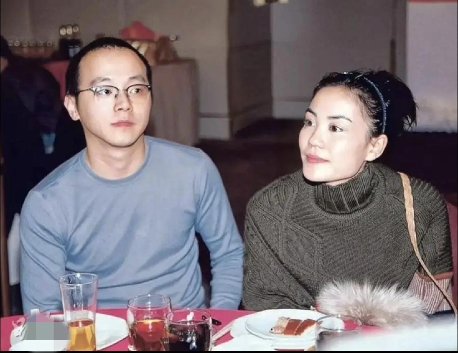 活在爱情里的王菲很自嗨。和窦唯在一起的王菲，一副非他不嫁的任性小表情；窦唯清冷