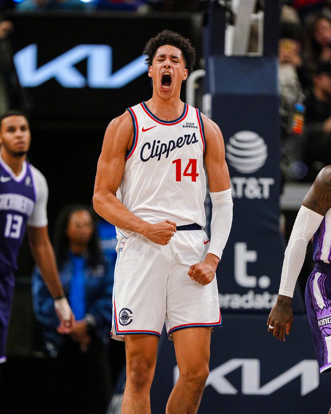 快船这个新秀身体素质真的好，罚球线里面一步直接起飞扣篮了！尼德豪泽的顺下速度真香