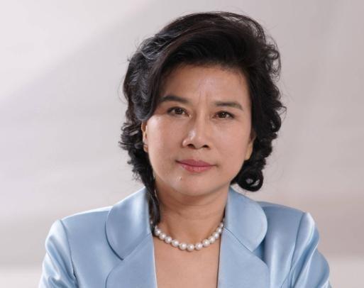 1991年，董明珠到合肥催债。一经销商欠款42万不还，还打哈哈：“再给我50万的