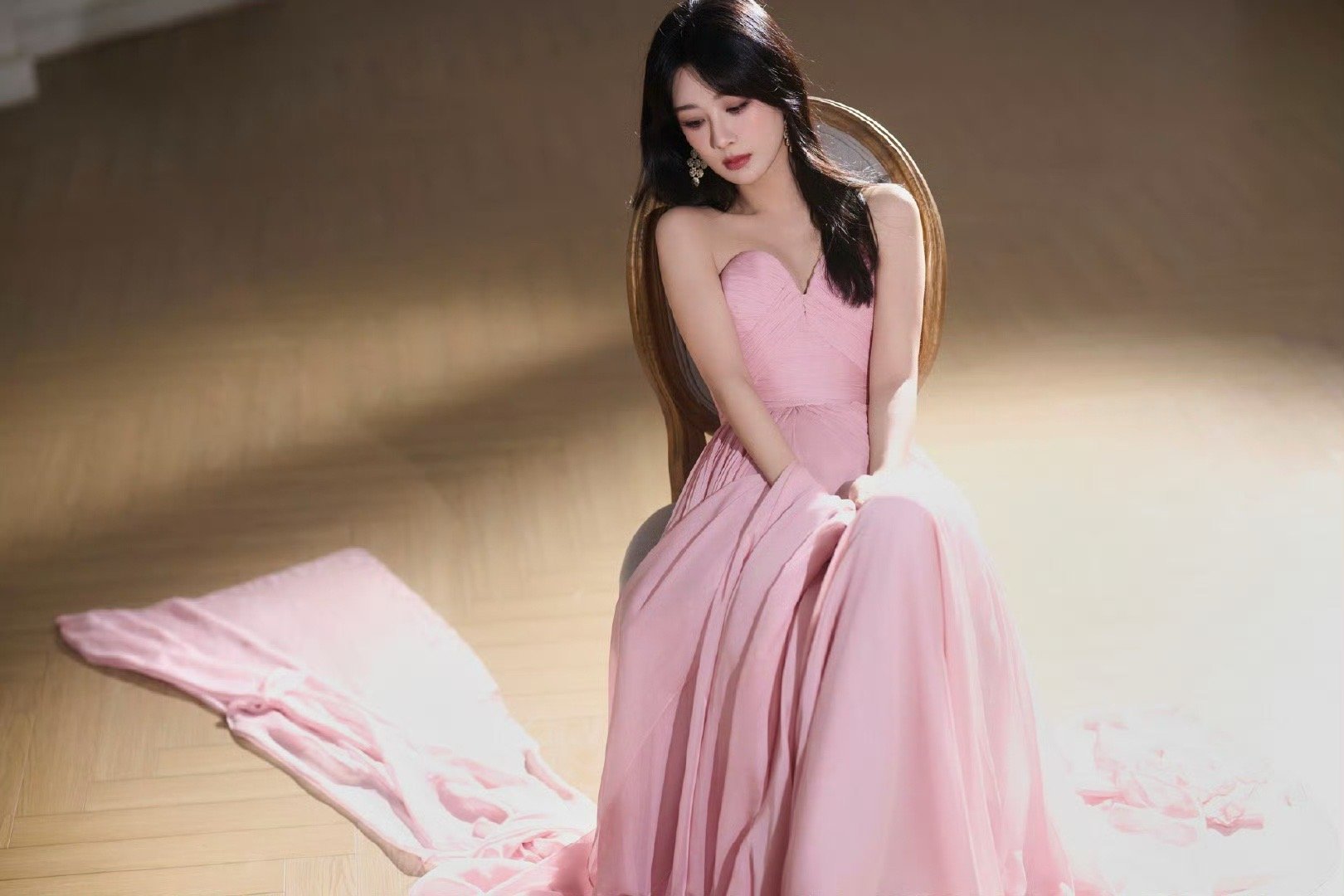 杨紫|温柔至臻｜蜜桃粉抹胸飘纱礼服，柔光氛围感拉满🌸