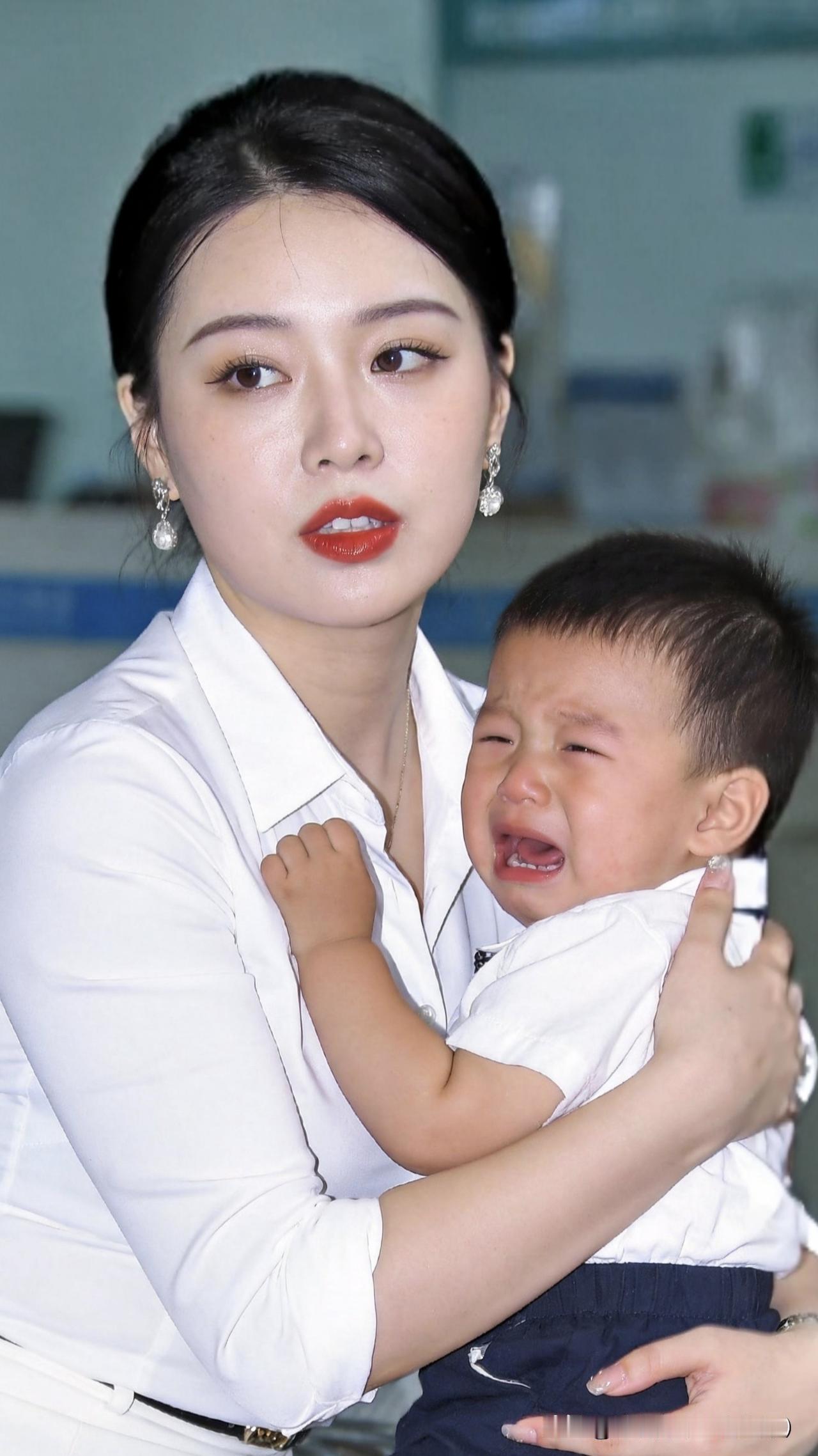 再干练的妈妈，遇上怕打针的宝宝也会卸下坚强带小家伙来社康打疫苗，刚坐到候诊