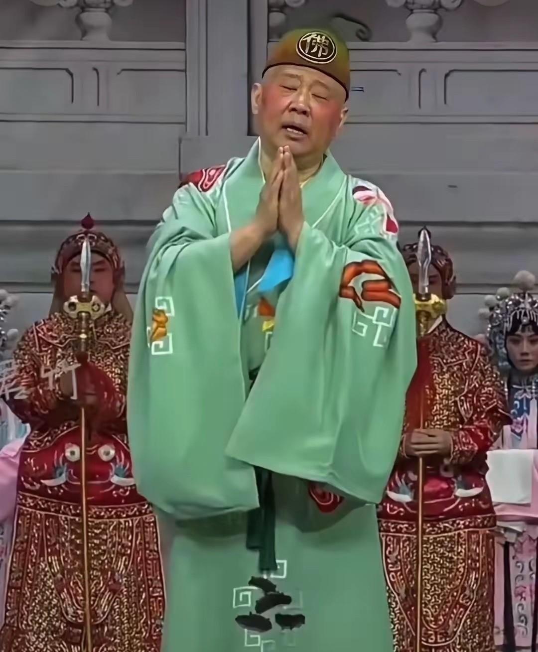 郭德纲的票价，早把普通工薪挡在门外。可场场满座这事，比什么评价都真实。别急着骂