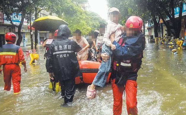 近期广西遭遇极端暴雨洪灾，多地受灾严重。可比起天灾，更让人寒心的是，不少百姓的线