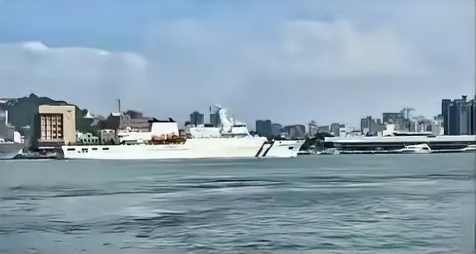 台海巡署“云林舰”10月3日返回高雄港，岛内青鸟们纷纷叫嚣“英雄”、“好样的”，