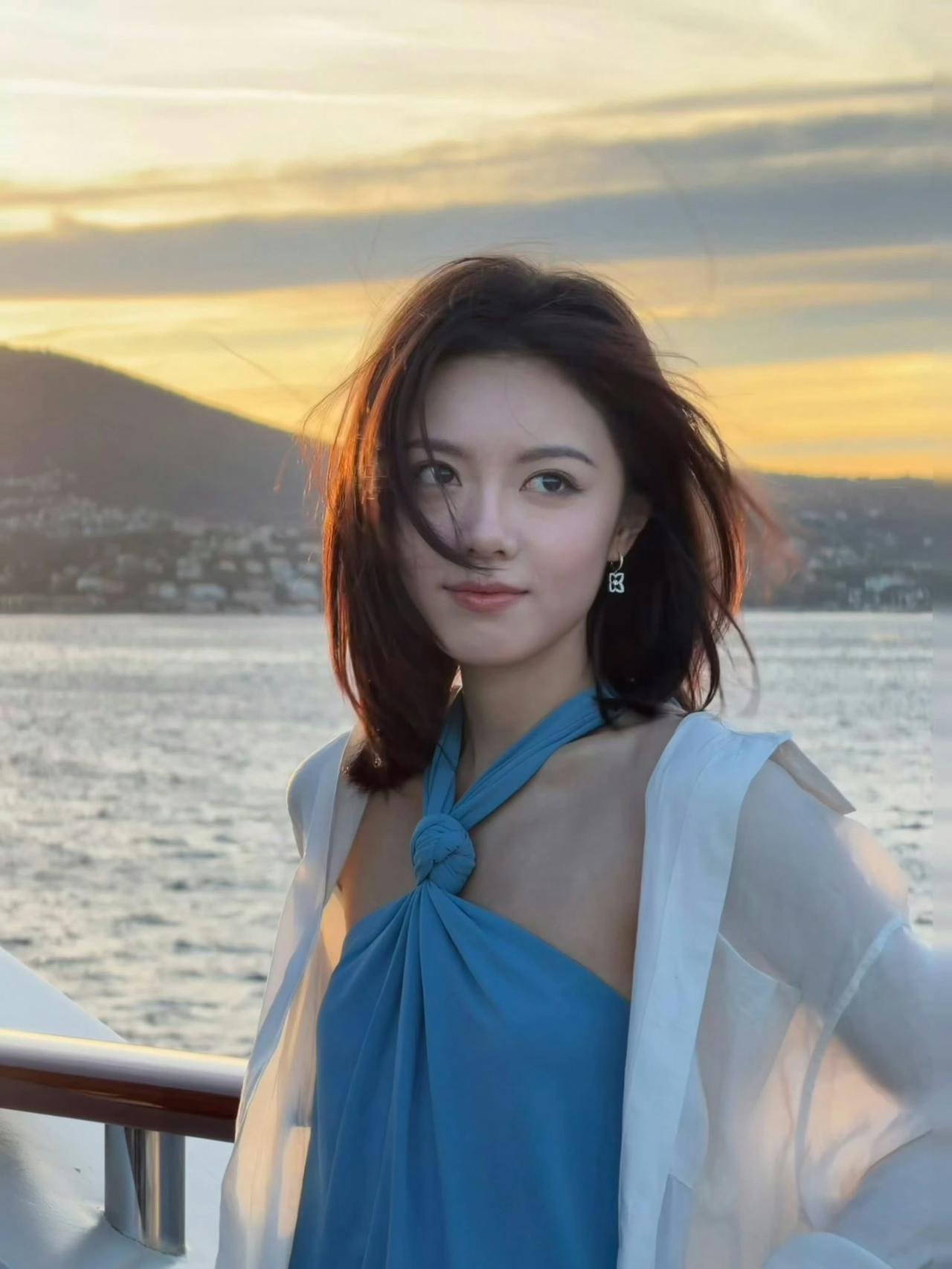 赵今麦，蓝色好适合她。