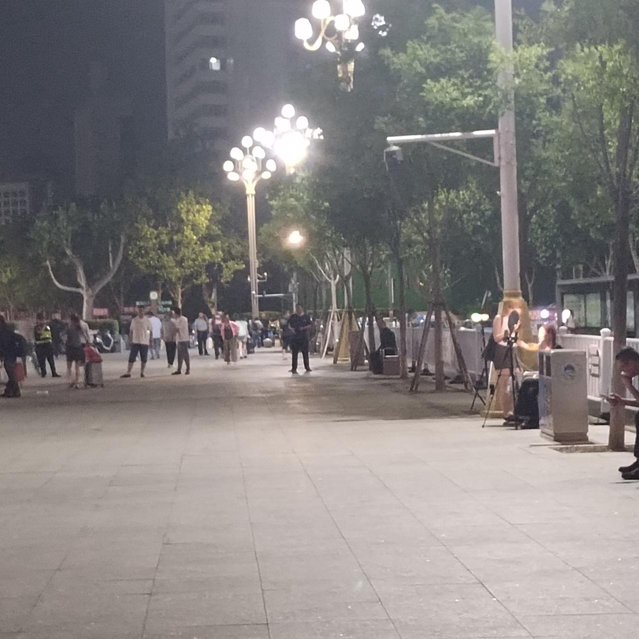今天凌晨3点半去聊城火车站坐车，在广场上发现有6、7个搞直播的小姐姐，看着年龄也