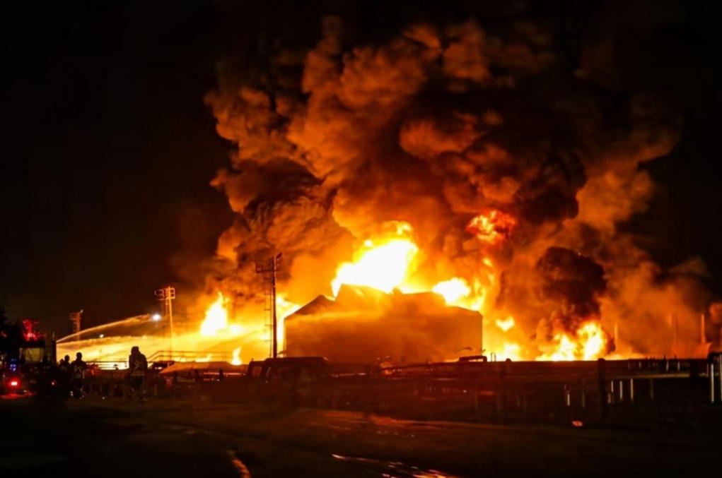 突发！伊朗阿巴斯港突然大规模爆炸，美军直接不宣而战突袭伊朗导弹阵地和港口就在