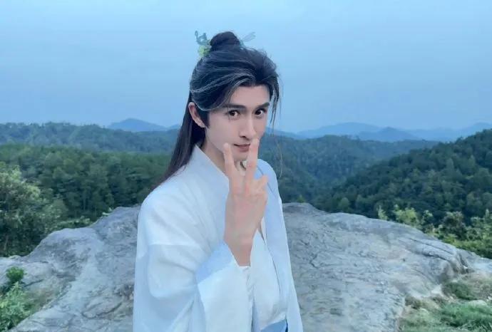 张云龙背后的“巨型夹子”：高温片场的真实与可爱张云龙新剧《来战》的片场花絮一经