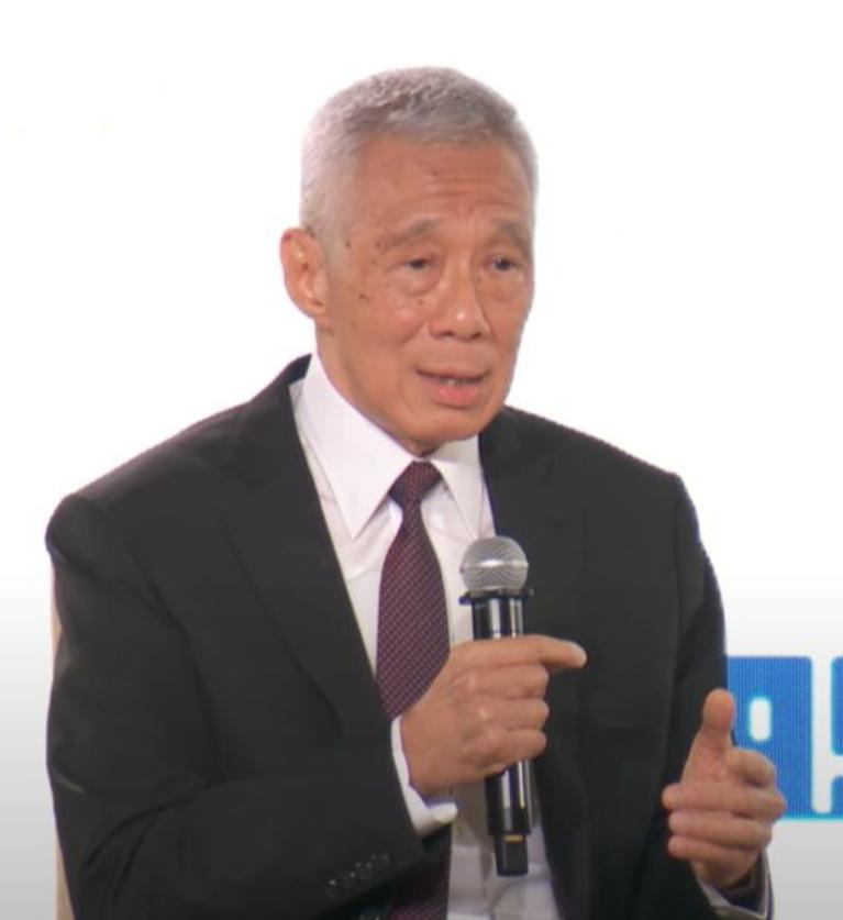 李显龙发话了，说新加坡要调整政策了，他说：“我们在亚太的处境很清楚，这里正在发生