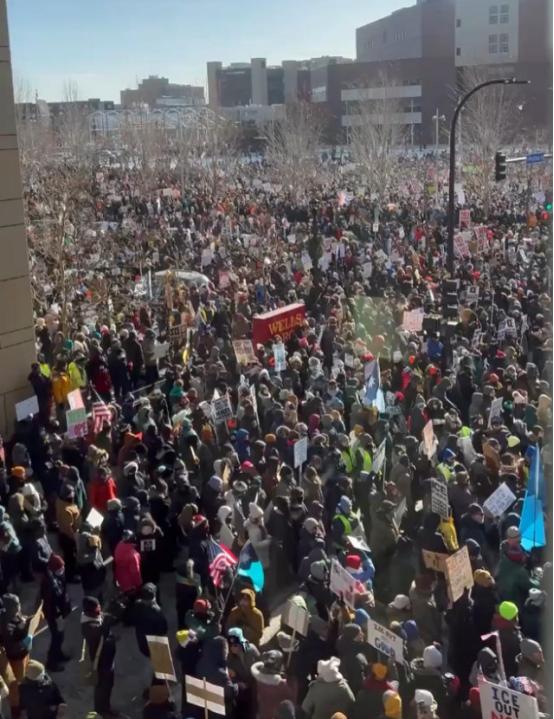 美国将进入失控状态？ 零下29度的明尼苏达寒风刺骨，却挡不住五万人涌上街头的