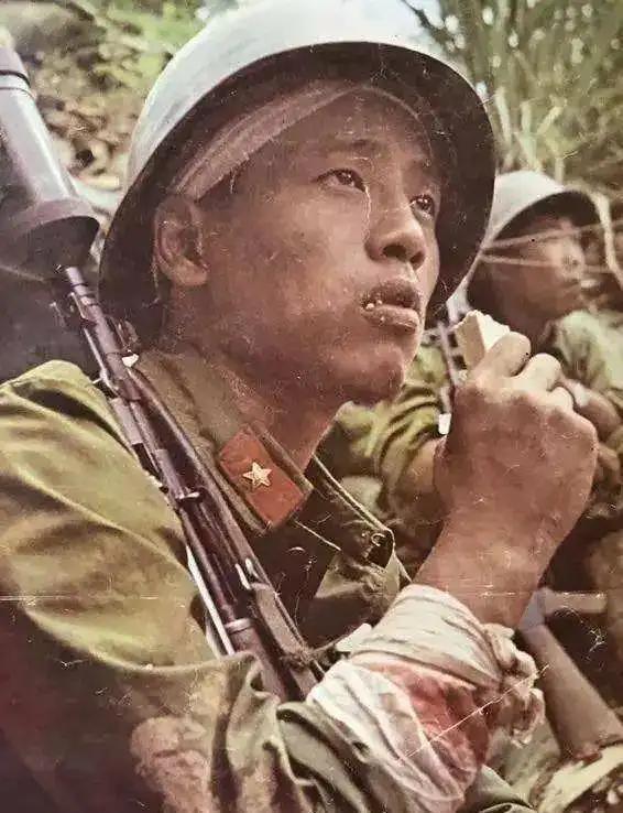 照片上，这个啃着压缩饼干的战士名叫王高银！1987年，老山战场上，越军朝我方弹药