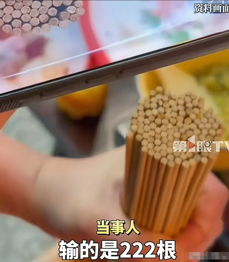 湖北武汉，男子和朋友去吃串串，结账时，店家说他们吃了222根，收了他们293元。