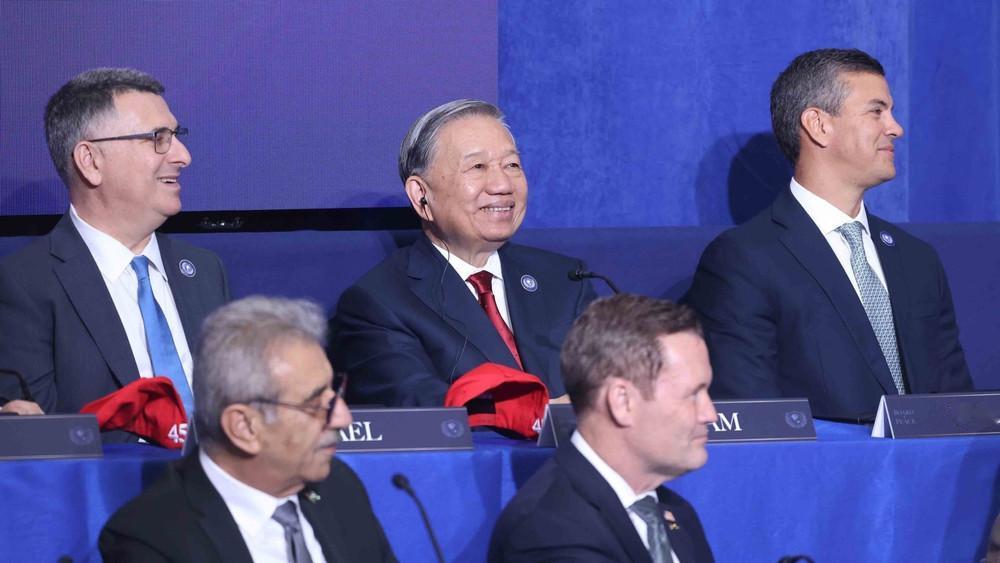 有点忍辱负重的感觉！苏林出席加沙和平委员会开幕会议，从现场可以看到，苏林跟美国的