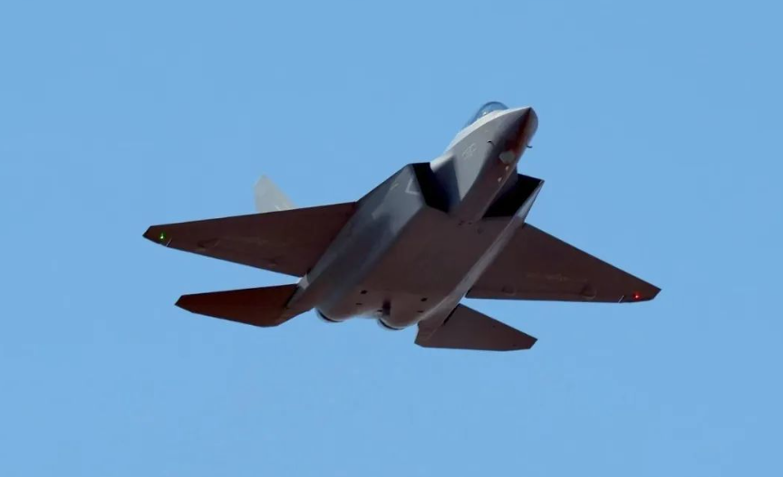 J-35A为何是目前隐身性能最佳的五代机。照片中是它飞行时的机艏特写：机鼻有