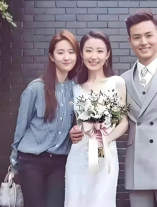 新娘子居然比刘亦菲还漂亮。