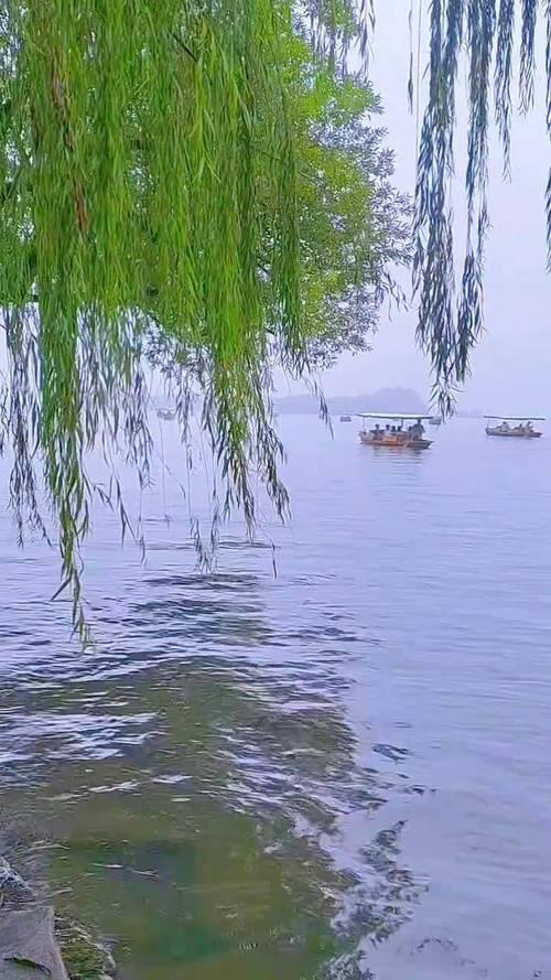 上联：湖上清风荡碧波，下联：天边浩月映繁星，下联：山间翠色染青峰。