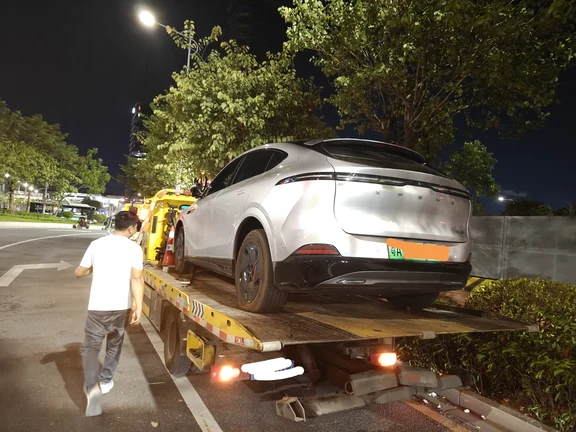 小鹏G6高速爆胎经历