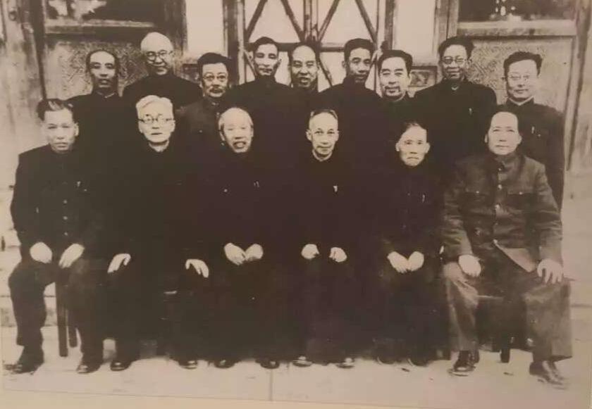 虽坐前排最右边，但气场完全C位，毕竟是三十二岁，就写了:“忆往昔，峥嵘岁