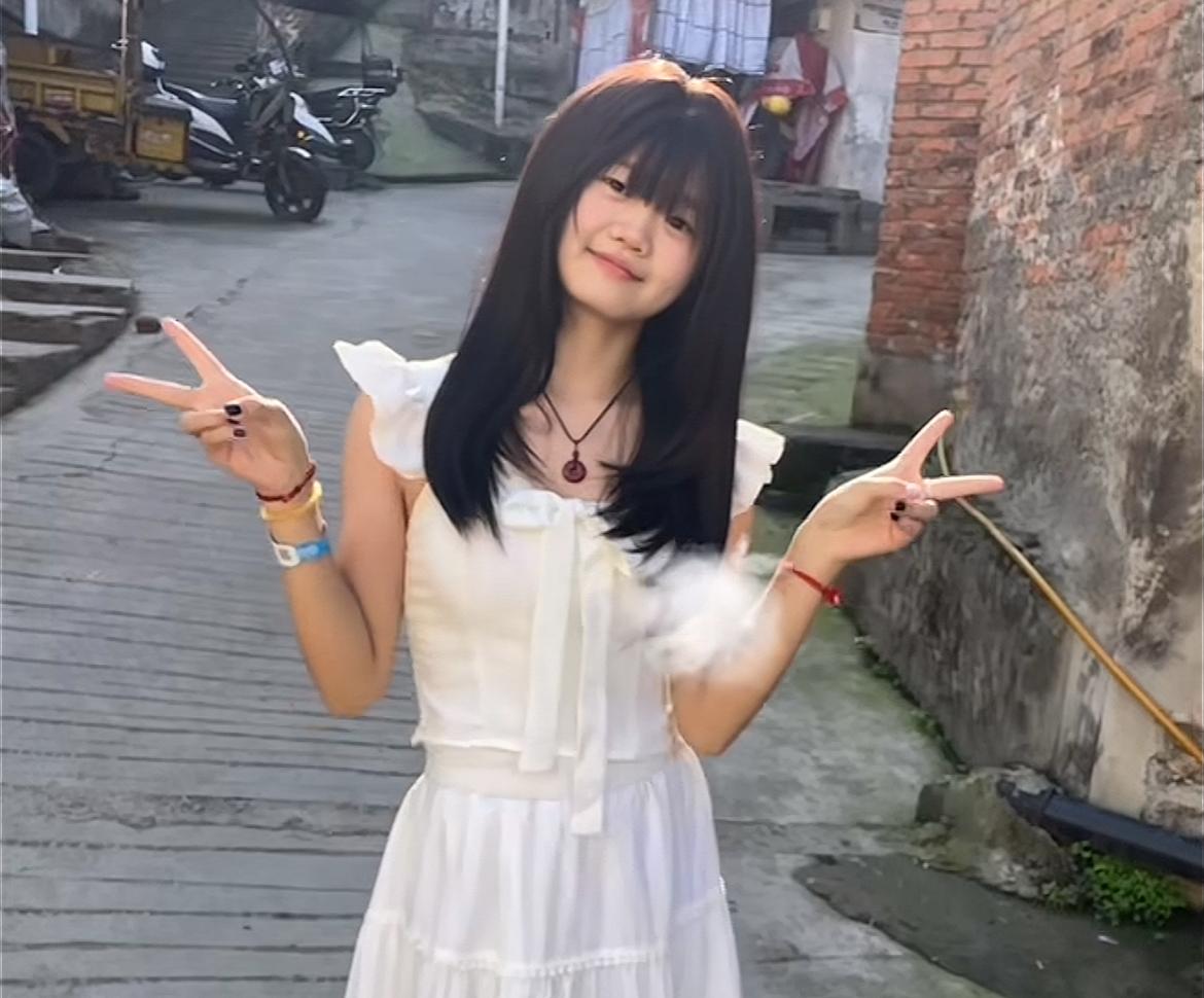 贵州“美少女”卢明霞去世，年仅17岁，一大早五点多便下葬自小父母离婚，跟着爷爷