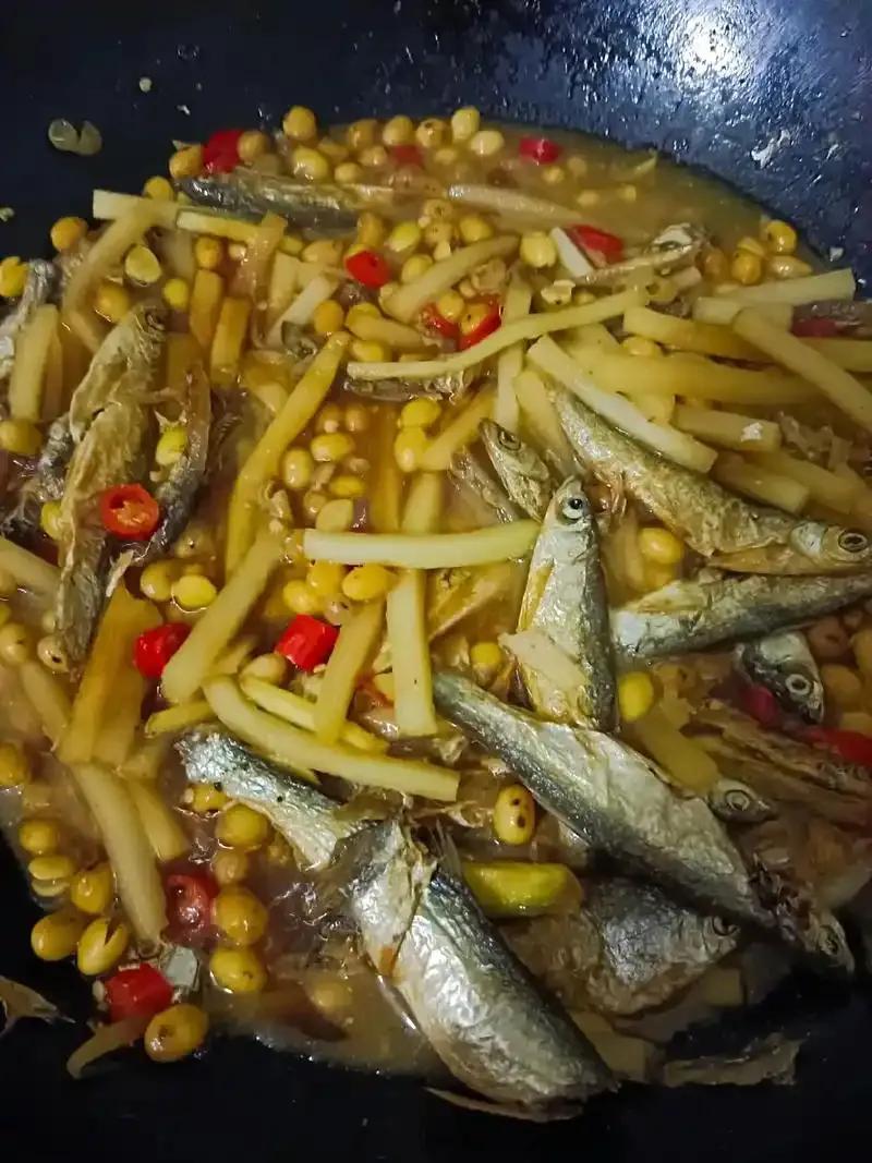 是不是食物冲突了，准备拉肚子，一餐下来吃了几大菜。西红柿炒鸡蛋，凉拌黄瓜，凉拌芦