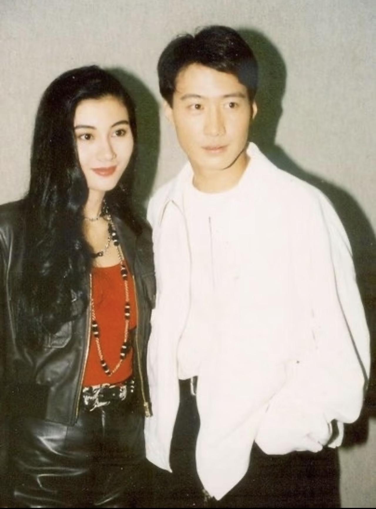 1993年，黎明与李嘉欣为电影《原振侠》做宣传时期的合影。当时，李嘉欣23岁