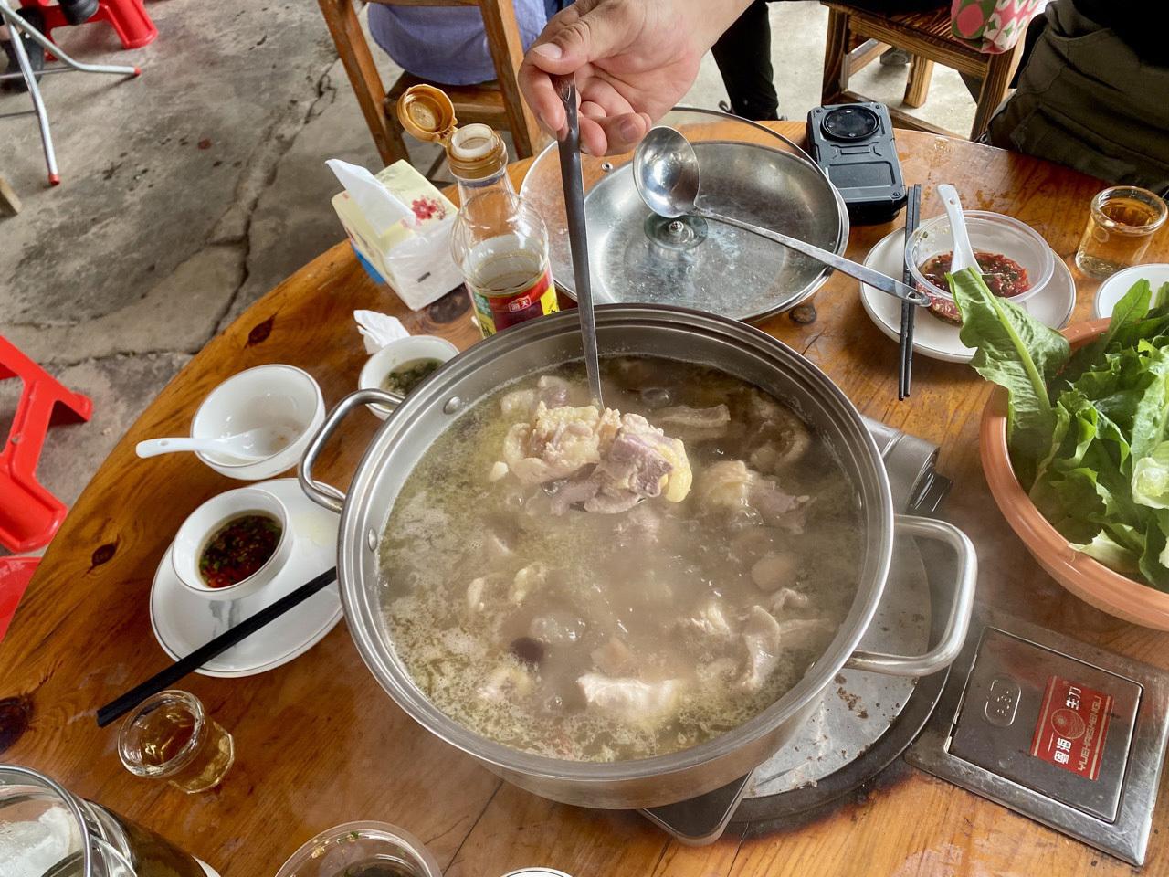 莫氏鸡煲、淄博烧烤、鸡排哥爆火背后：吃的不是美食，是情绪近日，一则“莫氏鸡煲