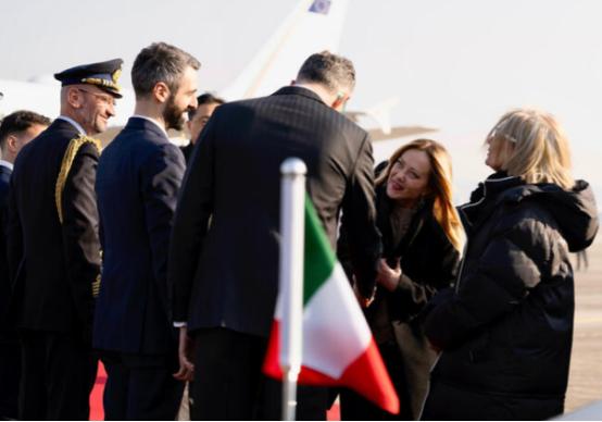 意大利总理今天访问韩国，但她到韩国的第一件事就做错了，难怪李在明没有陪她。 