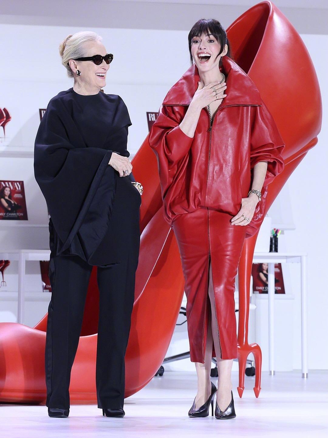 《穿普拉达的女王2》韩国红毯活动，两位主演梅丽尔·斯特里普和安妮.海瑟薇一黑一红