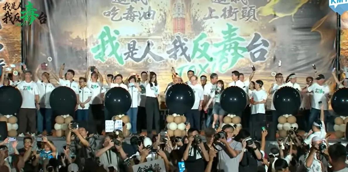 韩国瑜致辞众大佬陪同左右，话毕县市长离场，郑丽文上台只有傅昆萁陪着昨晚（25