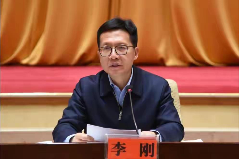 主动投案估计是知道已经瞒不下去了，可能相关人已经检举揭发，和他关联的人已经进去了
