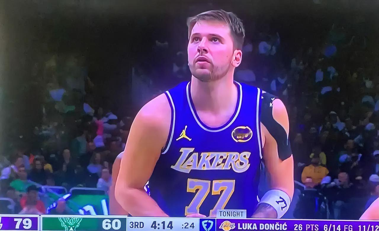 11月16日，湖人队迎来客场旅程的第五场比赛，以119比95的比分击败雄鹿，结束