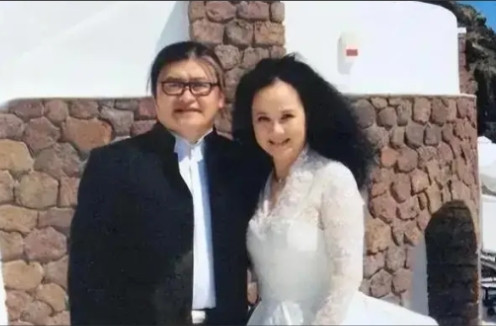 1987年，刘欢对主持人卢璐一见钟情，认识9天后就求婚成功。可是去民政局登记时，