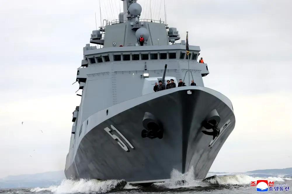 将军威武，刚服役没多久的护卫舰就开始试射导弹了，还嗖嗖嗖连干五发，属实牛逼克拉斯