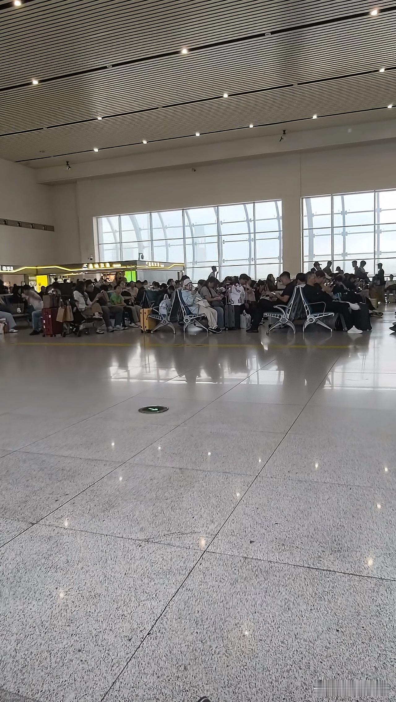 高铁站上惊鸿一瞥[笑着哭]＃斗地主