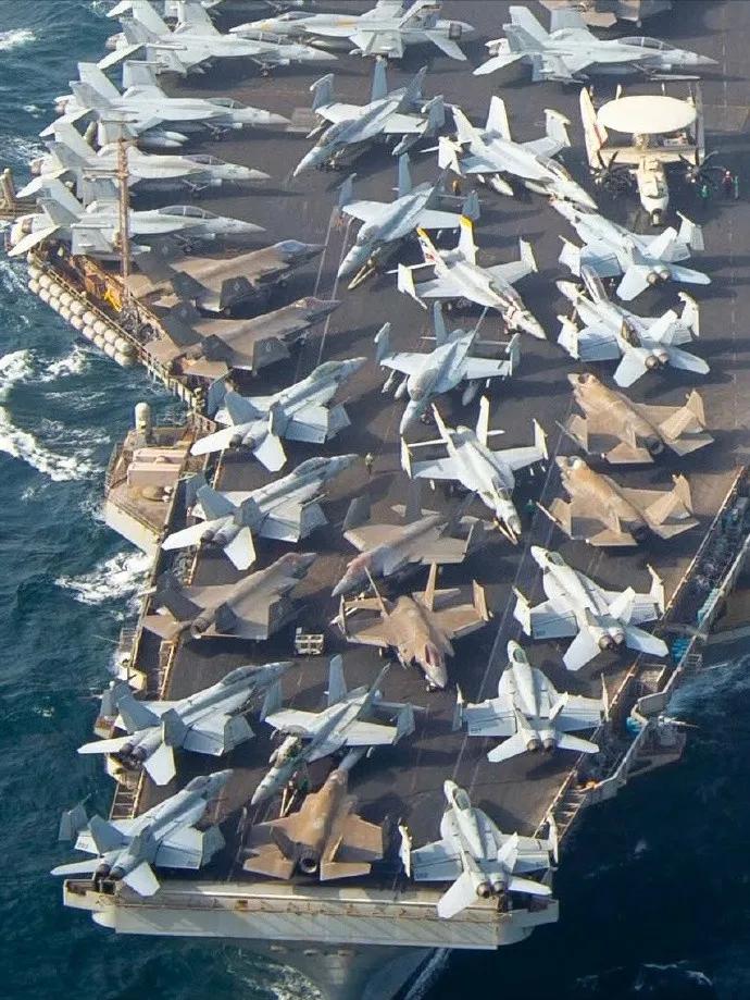 美军尼米兹号，刷了两架飞机后，为了找回面子，在菲律宾搞了一场“战机秀”——甲板上